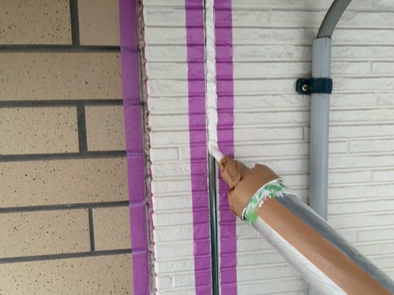 福岡県福岡市東区三苫のT様邸で屋根の色あせや外壁のひび割れとチョーキングを補修する塗装工事と玄関破風のガルバリウムカバー工事を行いました。5/23完成です。【HPより】