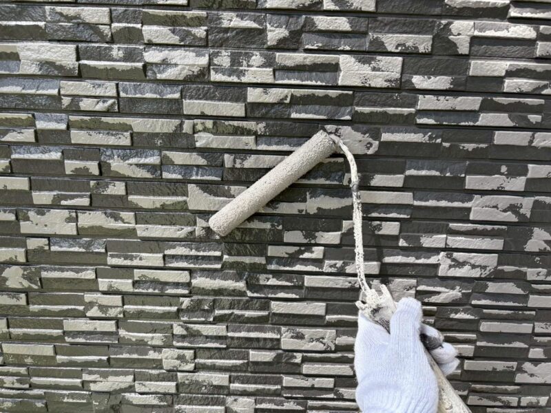 福岡県古賀市小山田のF様邸で外壁の目地劣化と苔汚れを改善する外壁塗装と屋根塗装工事を行いました。5/31完成です。【HPより】
