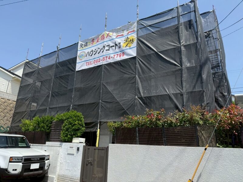 福岡県福岡市東区美和台のK様邸でチョーキングやひび割れが進行した外壁と色あせた屋根を美しく守る外壁塗装・屋根塗装工事を行っています。5/8着工です。【ご紹介より】