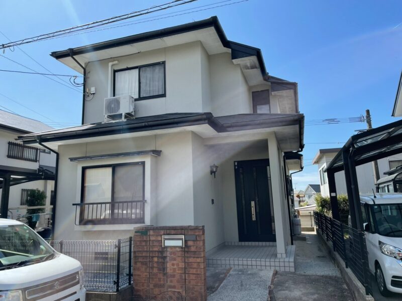 大野城市大城のT様邸でチョーキングや軒天の汚れに対応する外壁屋根塗装工事を行いました。5/13完成です。【チラシより】