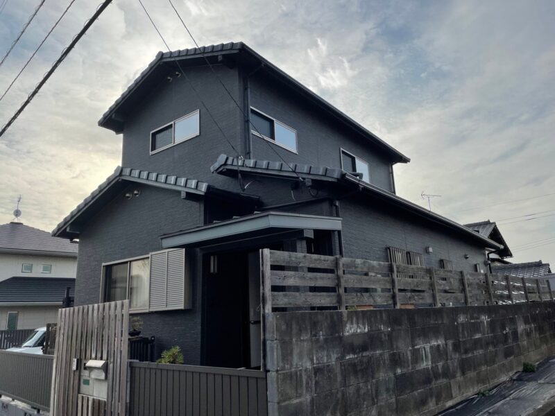 福岡県太宰府市水城のF様邸でコーキングの深い割れや外壁の色ムラ・剥がれを丁寧に補修する外壁塗装工事を行いました。6/17完成です。【HPより】