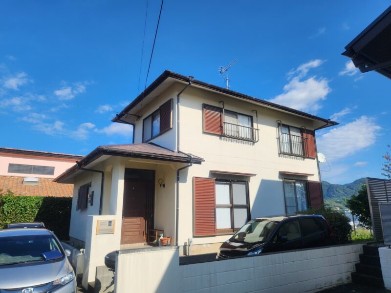 福岡県福岡市東区香住ケ丘のN様邸で外壁のひび割れやチョーキング、屋根のコケを改善する外壁塗装と屋根塗装工事を行いました。4/30完成です。【HPより】