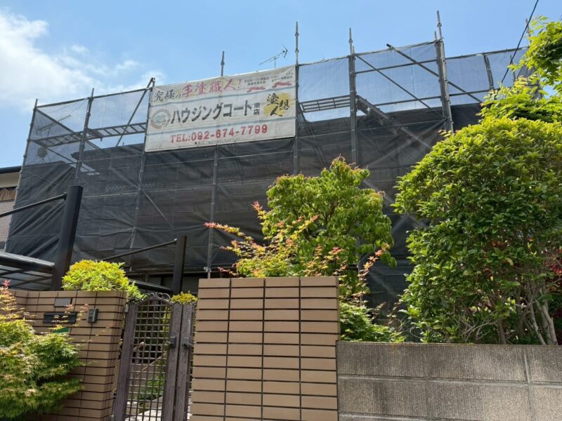 福岡県糟屋郡新宮町夜臼のF様邸で目地の劣化やチョーキングを補修しながら外壁の素材感を活かした2色デザイン塗装工事を行っています。5/30着工です。【チラシより】