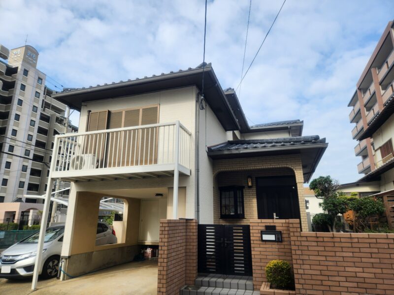 福岡県福岡市東区三苫のT様邸で屋根の色あせや外壁のひび割れとチョーキングを補修する塗装工事と玄関破風のガルバリウムカバー工事を行いました。5/23完成です。【HPより】