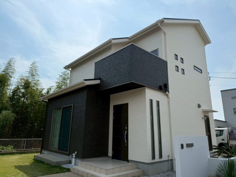 福岡県古賀市小山田のF様邸で外壁の目地劣化と苔汚れを改善する外壁塗装と屋根塗装工事を行いました。5/31完成です。【HPより】