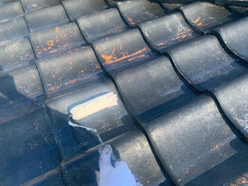 福岡県福岡市東区三苫のT様邸で屋根の色あせや外壁のひび割れとチョーキングを補修する塗装工事と玄関破風のガルバリウムカバー工事を行いました。5/23完成です。【HPより】