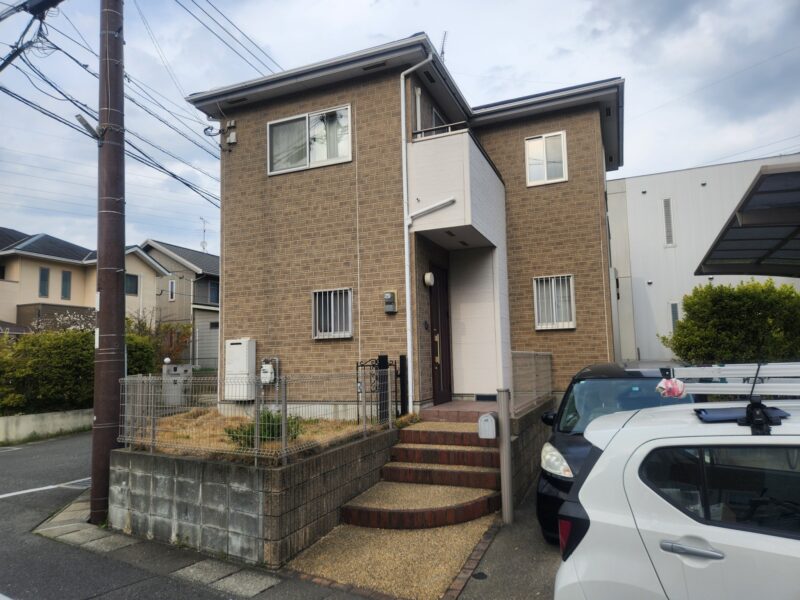 福岡県古賀市美明のK様邸でチョーキングやコーキングの劣化が進んだ外壁と屋根の塗装工事を行いました。6/9完成です。【HPより】
