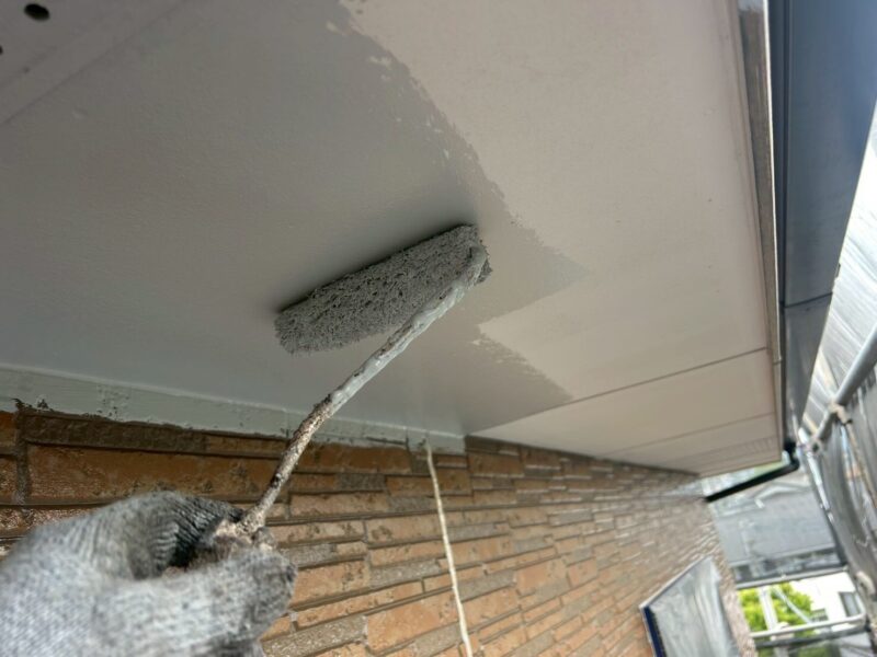 福岡県筑紫野市紫のH様邸で外壁のチョーキングやシーリングの劣化を補修し屋根と外壁を保護する塗装工事を行っています。5/27着工です。【ご来店より】
