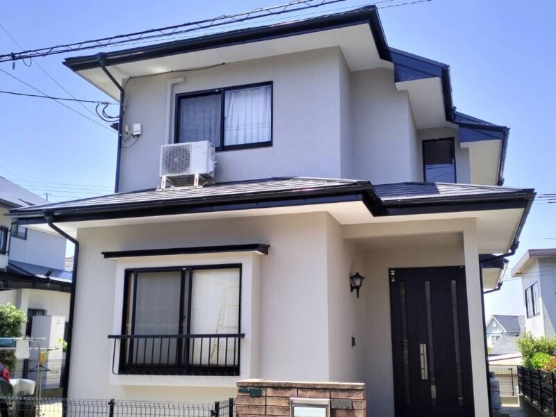 大野城市大城のT様邸でチョーキングや軒天の汚れに対応する外壁屋根塗装工事を行いました。5/13完成です。【チラシより】