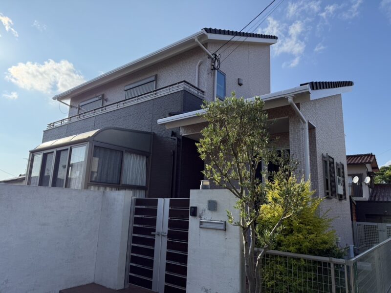 福岡県太宰府市高雄のO様邸でコーキングの劣化や外壁の黒ずみを補修・再塗装する外壁塗装工事を行いました。6/3完成です。【HPより】