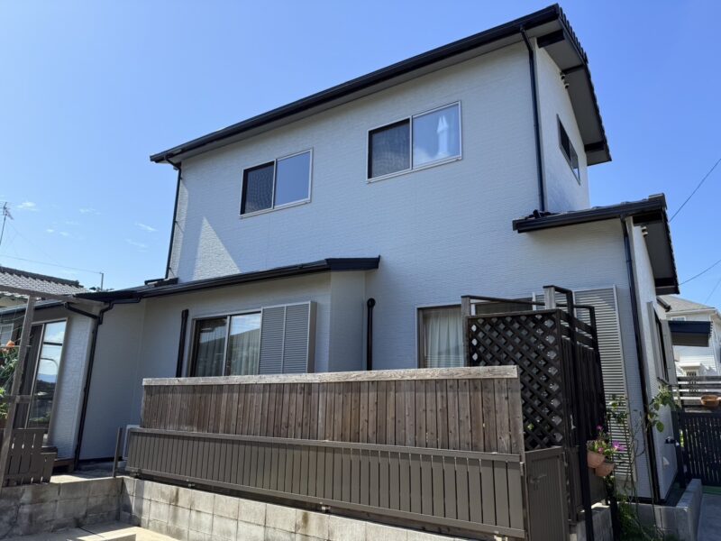 福岡県太宰府市水城のF様邸でコーキングの深い割れや外壁の色ムラ・剥がれを丁寧に補修する外壁塗装工事を行いました。6/17完成です。【HPより】