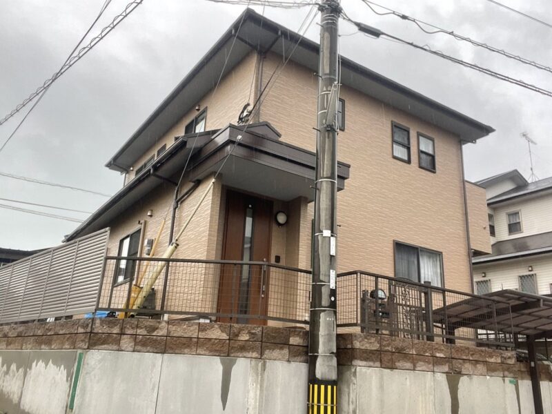 福岡県筑紫野市紫のH様邸で外壁のチョーキングやシーリングの劣化を補修し屋根と外壁を保護する塗装工事を行いました。6/24完成です。【ご来店より】