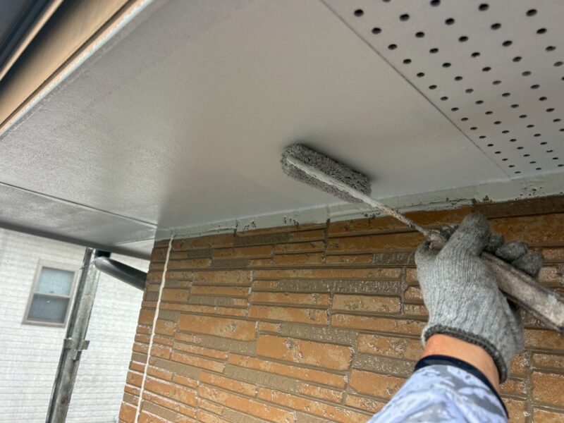 福岡県筑紫野市紫のH様邸で外壁のチョーキングやシーリングの劣化を補修し屋根と外壁を保護する塗装工事を行っています。5/27着工です。【ご来店より】