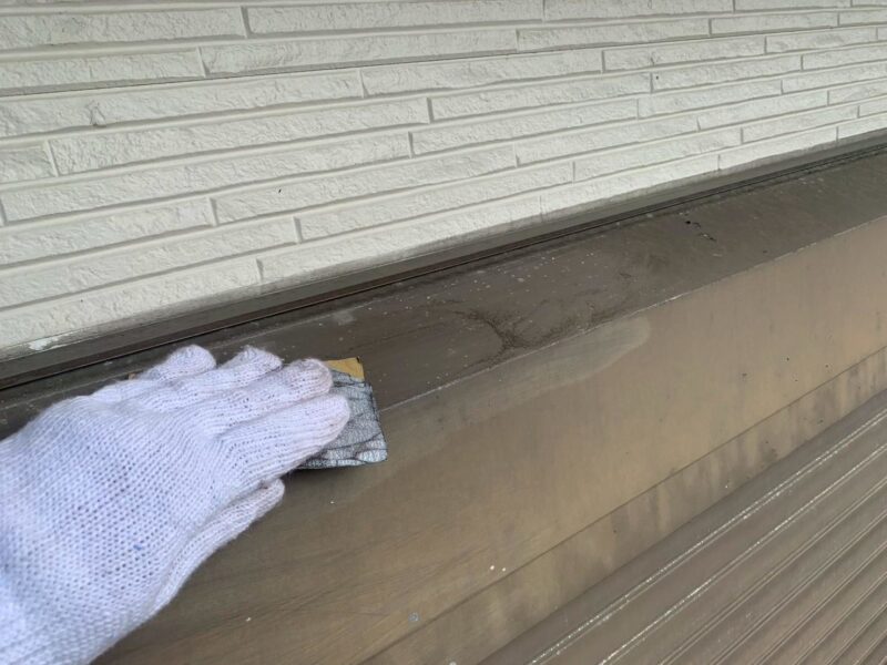 福岡県福岡市東区三苫のT様邸で屋根の色あせや外壁のひび割れとチョーキングを補修する塗装工事と玄関破風のガルバリウムカバー工事を行いました。5/23完成です。【HPより】