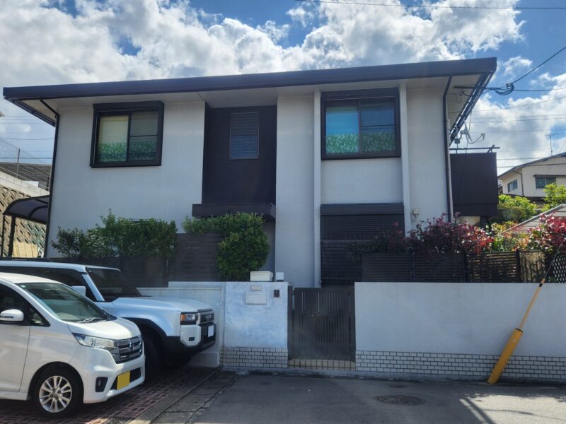 福岡県福岡市東区美和台のK様邸でチョーキングやひび割れが進行した外壁と色あせた屋根を美しく守る外壁塗装・屋根塗装工事を行いました。6/2完成です。【ご紹介より】