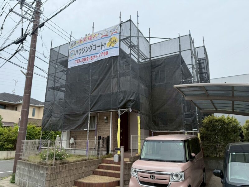福岡県古賀市美明のK様邸でチョーキングやコーキングの劣化が進んだ外壁と屋根の塗装工事を行っています。5/23着工です。【HPより】