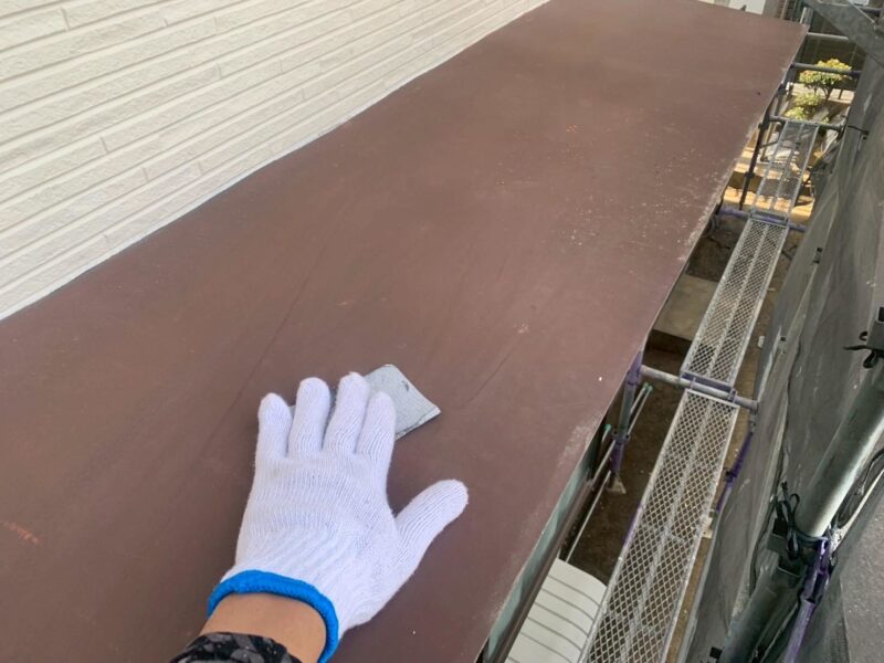 福岡県福岡市東区三苫のT様邸で屋根の色あせや外壁のひび割れとチョーキングを補修する塗装工事と玄関破風のガルバリウムカバー工事を行いました。5/23完成です。【HPより】