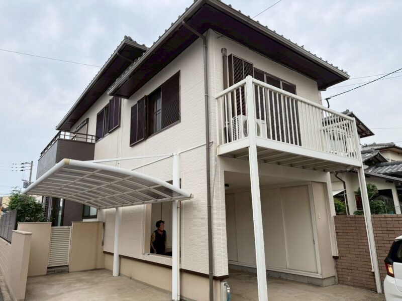 福岡県福岡市東区三苫のT様邸で屋根の色あせや外壁のひび割れとチョーキングを補修する塗装工事と玄関破風のガルバリウムカバー工事を行いました。5/23完成です。【HPより】
