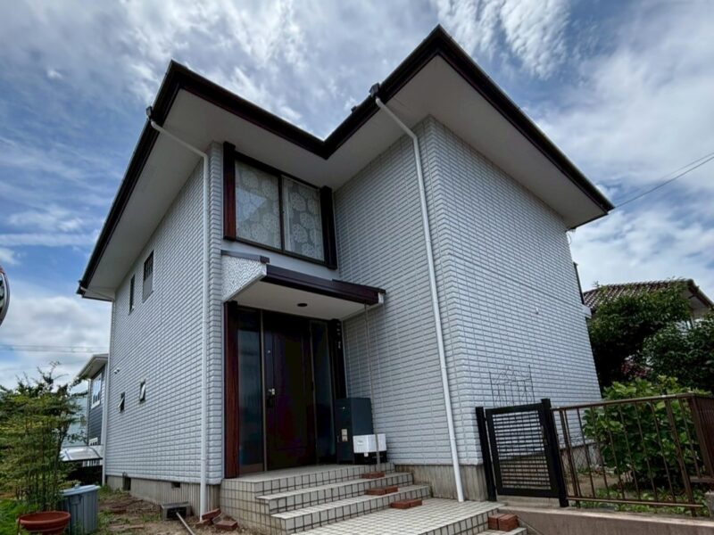 福岡県福岡市東区高美台のT様邸で外壁のひび割れや屋根の色あせに対応する外壁屋根塗装と屋根裏断熱材補充工事を行いました。2025年7月11日完成です。【HPより】