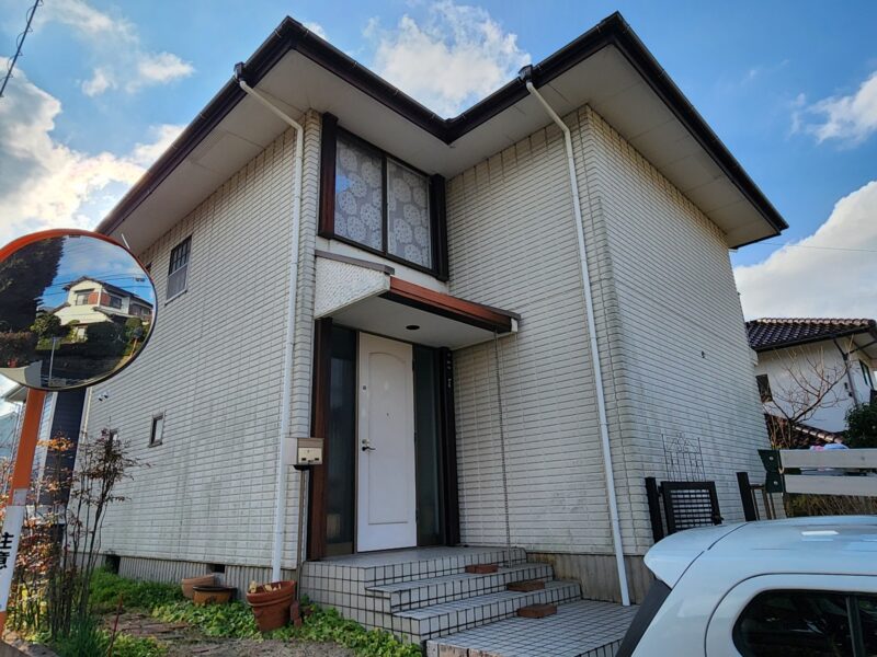 福岡県福岡市東区高美台のT様邸で外壁のひび割れや屋根の色あせに対応する外壁屋根塗装と屋根裏断熱材補充工事を行いました。2025年7月11日完成です。【HPより】