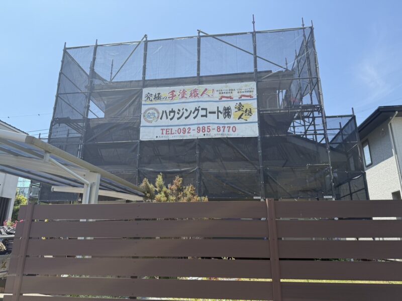 小郡市美鈴が丘のM様邸で外壁のコーキング劣化と汚れの蓄積を改善する外壁塗装工事を行っています。6/5着工です。【HPより】