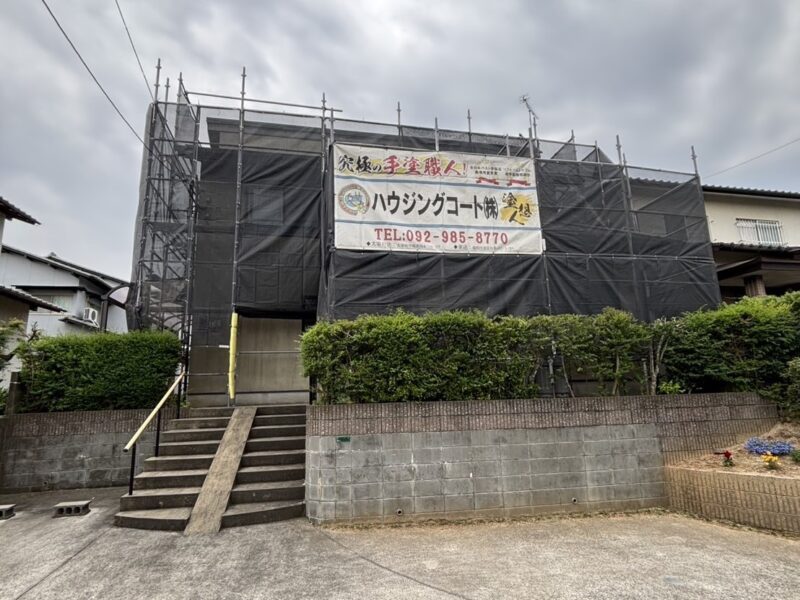 福岡県太宰府市高雄のI様邸で外壁の雨だれ汚れとひび割れを補修し屋根と一緒に守る塗装工事を行っています。6/7着工です。【HPより】