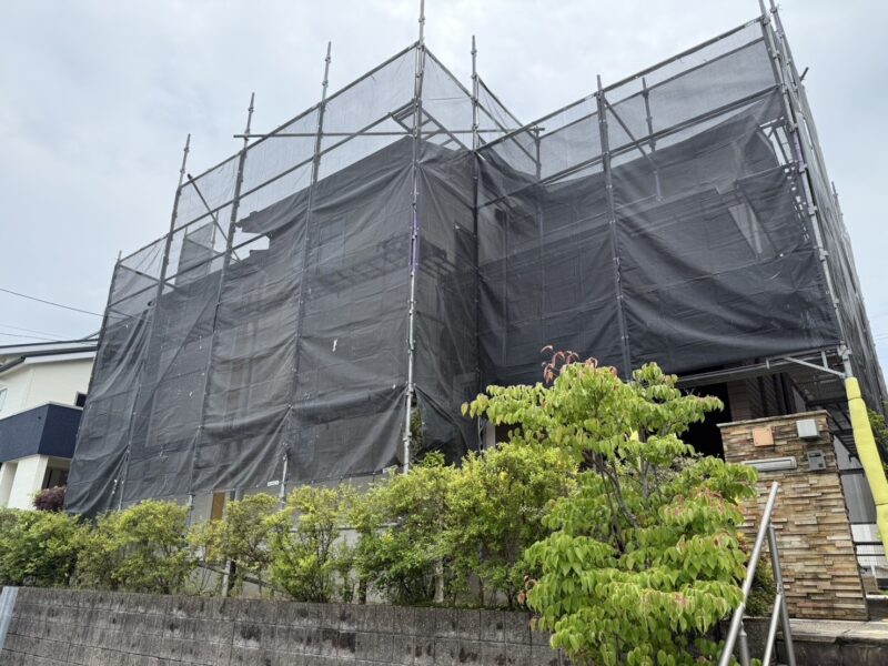 福岡県筑紫野市美しが丘南のM様邸で外壁のひび割れとコーキングの傷みを補修する屋根・外壁塗装工事を行っています。6/11着工です。【HPより】