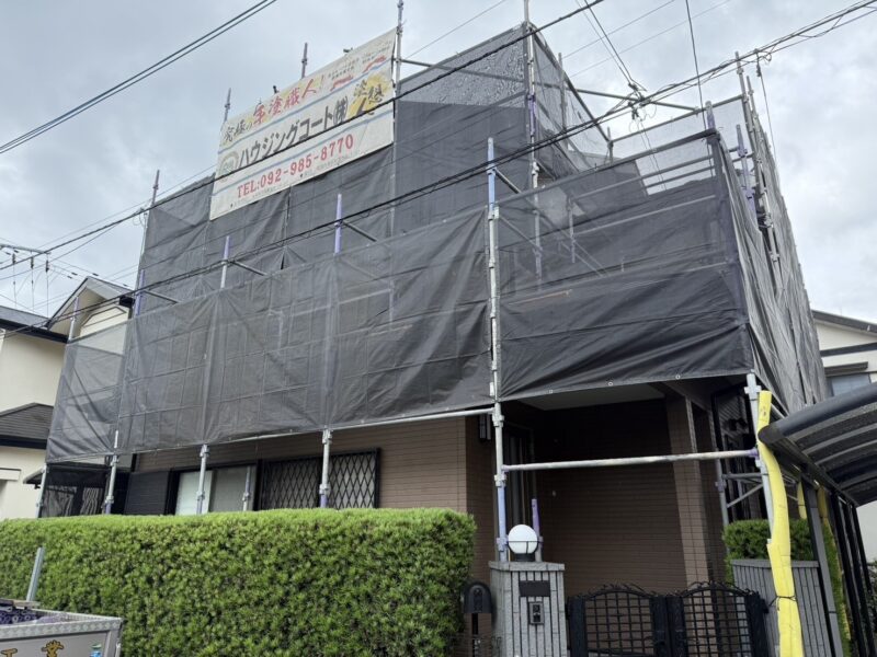 太宰府市都府楼南のS様邸で外壁のひび割れやチョーキング現象を改善する外壁と屋根の塗装工事を行っています。6/13着工です。【HPより】