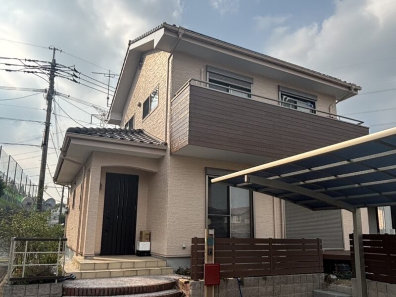 福岡県小郡市美鈴が丘のM様邸で外壁のコーキング劣化と汚れの蓄積を改善する外壁塗装工事を行いました。2025年7月4日完成です。【HPより】