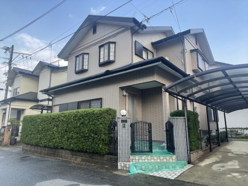 福岡県太宰府市都府楼南のS様邸で外壁のひび割れやチョーキング現象を改善する外壁と屋根の塗装工事を行いました。2025年7月9日完成です。【HPより】
