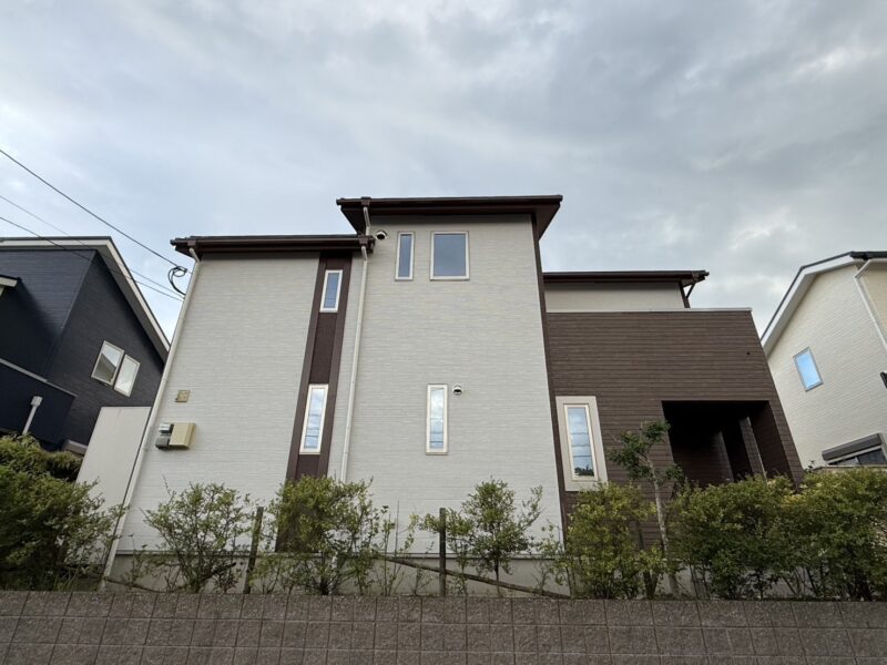 福岡県筑紫野市美しが丘南のM様邸で外壁のひび割れとコーキングの傷みを補修する屋根・外壁塗装工事を行いました。2025年7月15日完成です。【HPより】