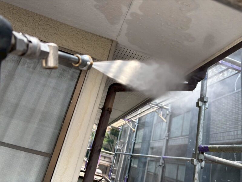福岡市東区名島のN様邸でチョーキングやひび割れが見られる外壁と苔や色あせが進んだ屋根の塗装工事を行いました。2025年7月30日完成です。【チラシより】