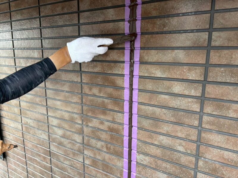 福岡県糟屋郡新宮町夜臼のF様邸で目地の劣化やチョーキングを補修しながら外壁の素材感を活かしたデザイン塗装工事を行いました。2025年7月5日完成です。【チラシより】