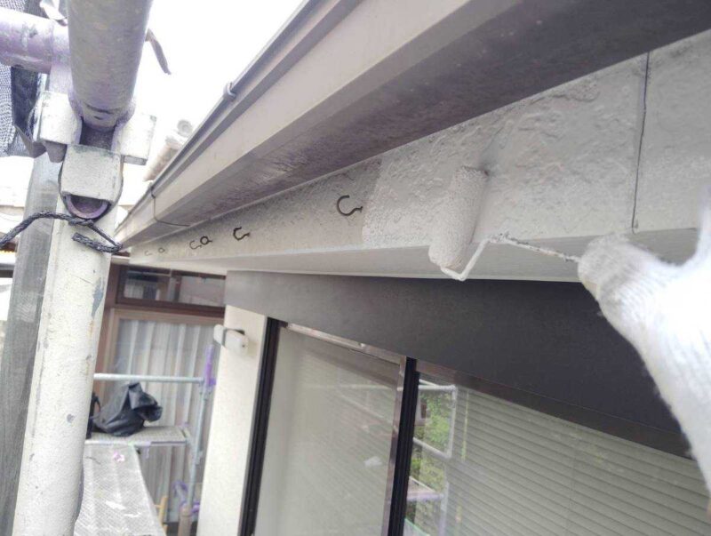 福岡市東区名島のN様邸でチョーキングやひび割れが見られる外壁と苔や色あせが進んだ屋根の塗装工事を行いました。2025年7月30日完成です。【チラシより】