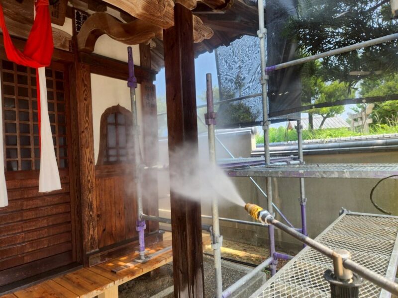福岡県糟屋郡新宮町湊のT寺にて外壁のカビや木部の劣化を改善する外壁塗装を行いました。2025年7月20日完成です。【HPより】