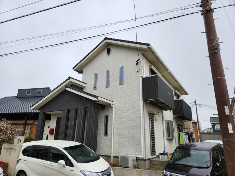 福岡県古賀市美明のY様邸で外壁のひび割れやシーリング劣化、塗膜の色あせが見られる部分を丁寧に補修する外壁塗装工事を行いました。2025年8月1日完成です。【HPより】