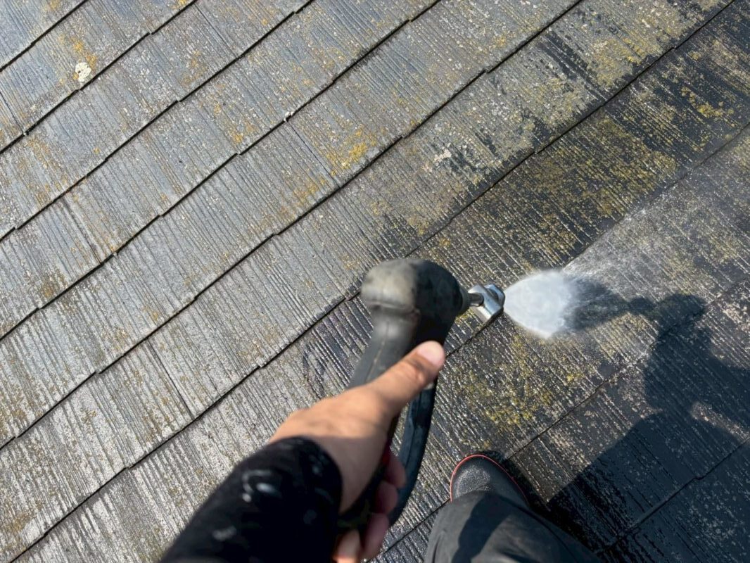 福岡市東区名島のN様邸でチョーキングやひび割れが見られる外壁と苔や色あせが進んだ屋根の塗装工事を行いました。2025年7月30日完成です。【チラシより】