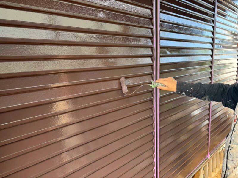 福岡市東区名島のN様邸でチョーキングやひび割れが見られる外壁と苔や色あせが進んだ屋根の塗装工事を行いました。2025年7月30日完成です。【チラシより】