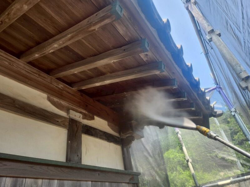 福岡県糟屋郡新宮町湊のT寺にて外壁のカビや木部の劣化を改善する外壁塗装を行いました。2025年7月20日完成です。【HPより】