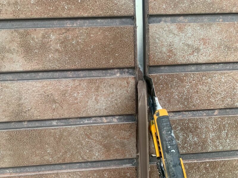 福岡県糟屋郡新宮町夜臼のF様邸で目地の劣化やチョーキングを補修しながら外壁の素材感を活かしたデザイン塗装工事を行いました。2025年7月5日完成です。【チラシより】