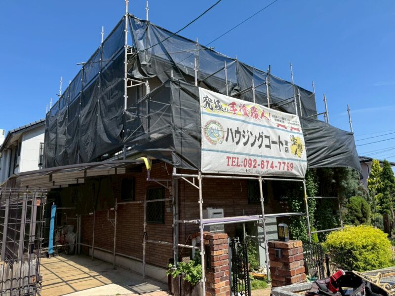 福岡県福岡市東区青葉のM様邸で外壁のひび割れや屋根の色あせに対応する外壁屋根塗装工事を行っています。6/27着工です。【チラシより】