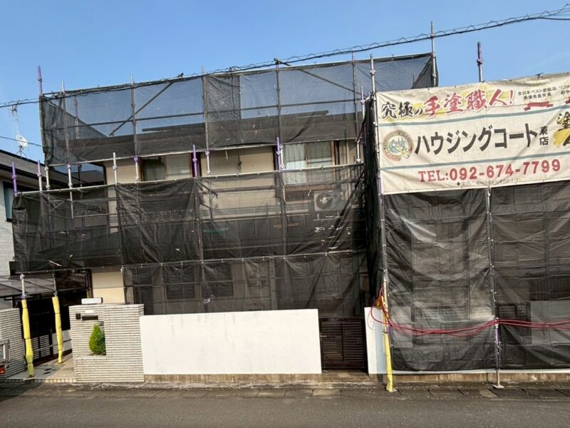 福岡市東区名島のN様邸でチョーキングやひび割れが見られる外壁と苔や色あせが進んだ屋根の塗装工事を行っています。2025年7月1日着工です。【チラシより】