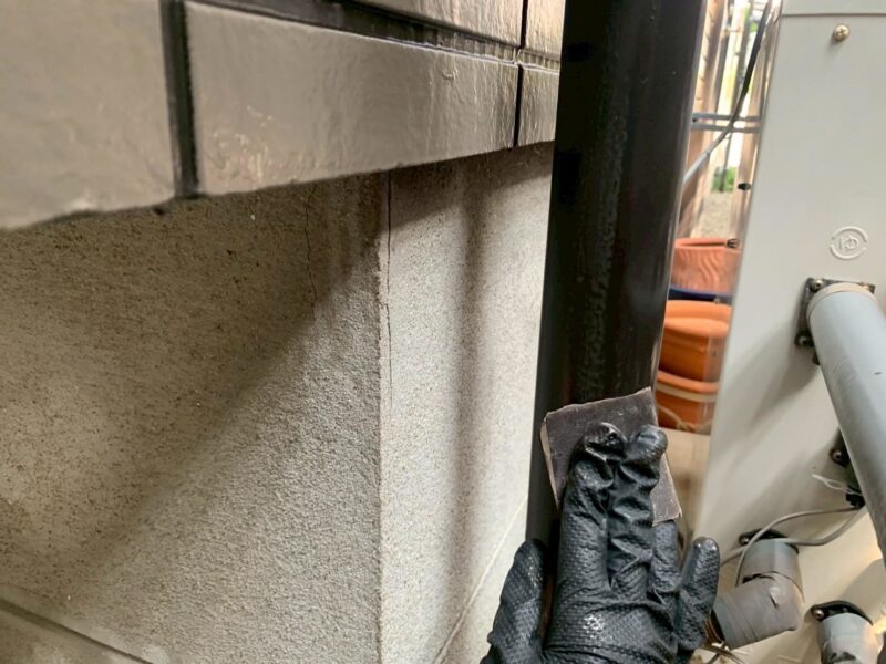 福岡県糟屋郡新宮町夜臼のF様邸で目地の劣化やチョーキングを補修しながら外壁の素材感を活かしたデザイン塗装工事を行いました。2025年7月5日完成です。【チラシより】