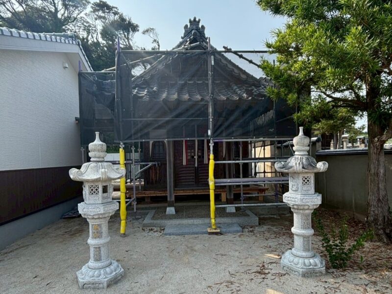 福岡県糟屋郡新宮町湊のT寺にて外壁のカビや木部の劣化を改善する外壁塗装を行っています。2025年7月3日着工です。【HPより】