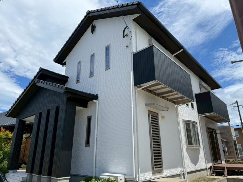 福岡県古賀市美明のY様邸で外壁のひび割れやシーリング劣化、塗膜の色あせが見られる部分を丁寧に補修する外壁塗装工事を行いました。2025年8月1日完成です。【HPより】