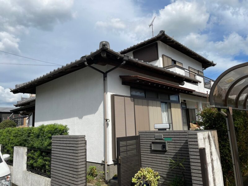 福岡県筑紫野市針摺北のI様邸でチョーキングやひび割れに対応する外壁塗装工事を行いました。2025年7月3日完成です。【HPより】