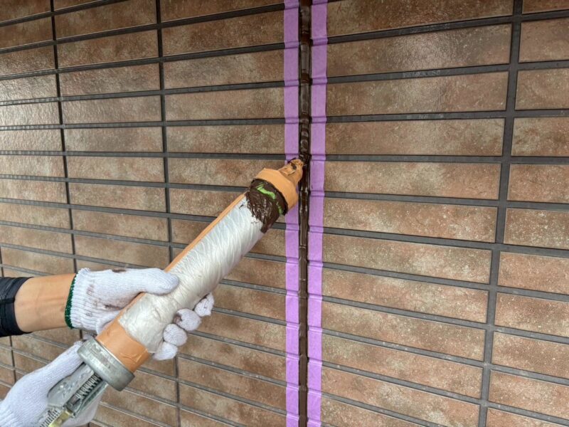 福岡県糟屋郡新宮町夜臼のF様邸で目地の劣化やチョーキングを補修しながら外壁の素材感を活かしたデザイン塗装工事を行いました。2025年7月5日完成です。【チラシより】