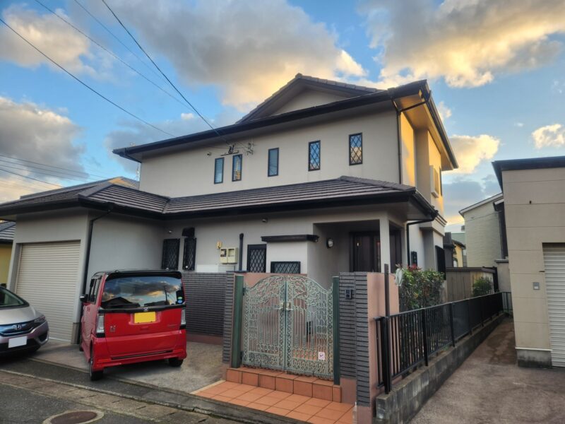福岡県福岡市東区三苫のT様邸で外壁のひび割れやシーリングの劣化、屋根材の破損を丁寧に補修する外壁塗装と屋根工事を行いました。6/26完成です。【HPより】