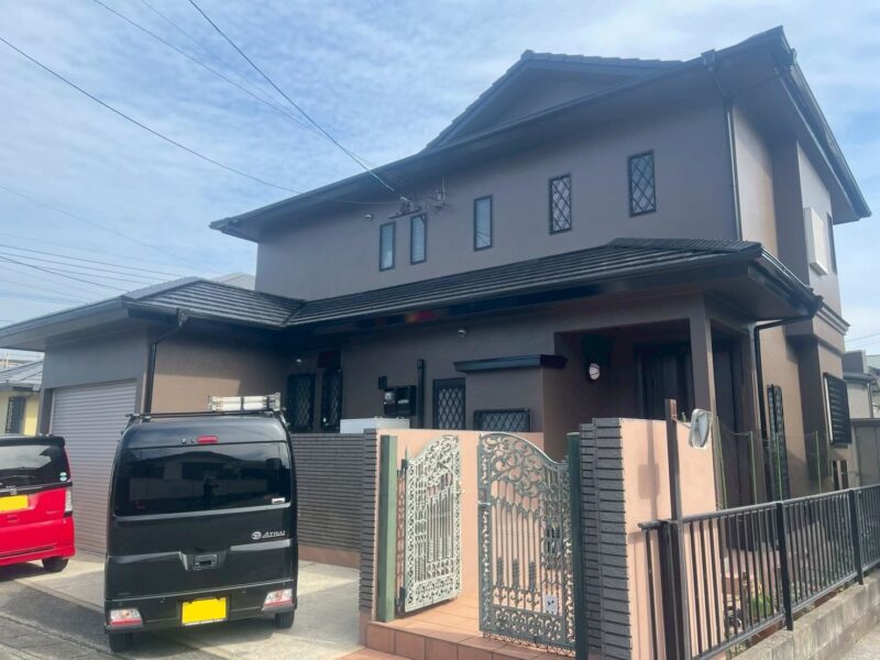 福岡県福岡市東区三苫のT様邸で外壁のひび割れやシーリングの劣化、屋根材の破損を丁寧に補修する外壁塗装と屋根工事を行いました。6/26完成です。【HPより】