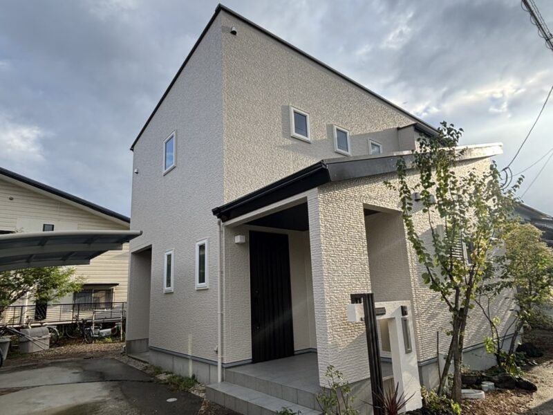 福岡県太宰府市青山のF様邸でコーキングの劣化と外壁の汚れを補修し遮熱塗料プロクールFで外壁屋根塗装工事を行いました。2025年8月29日完成です。【チラシより】